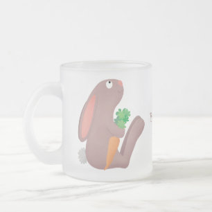 ニンジン漫画で座っているかわいいウサギ フロストグラスマグカップ