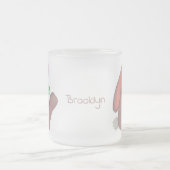 ニンジン漫画で座っているかわいいウサギ フロストグラスマグカップ (中央)