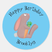 ニンジン漫画で座っているかわいいウサギ ラウンドシール (正面)