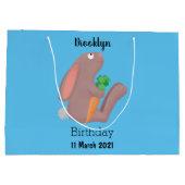 ニンジン漫画で座っているかわいいウサギ ラージペーパーバッグ (裏面)