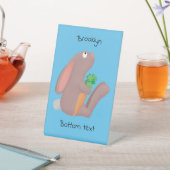 ニンジン漫画で座っているかわいいウサギ 台座サイン (インサイチュ)