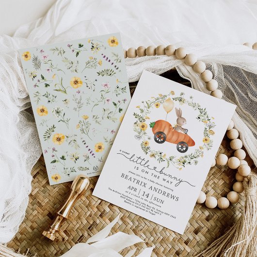ニンジン車の赤ちゃんシャワーに乗ってワイルドフラワーバニー 招待状