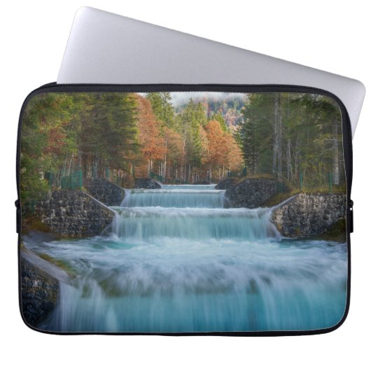 ニーダーナック発電所の滝 ラップトップスリーブ (正面)