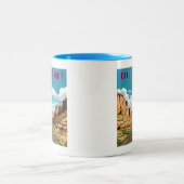 ニードルハイウェイサウスダコタの風景 ツートーンマグカップ (中央)