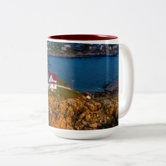 ヌブルの岩の海岸線で光が消える ツートーンマグカップ (正面右)