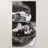 ヌンス喫煙ヴィンテージ写真 ビーチタオル (正面)