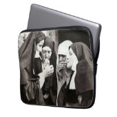 ヌンス喫煙ヴィンテージ写真 ラップトップスリーブ (正面左)