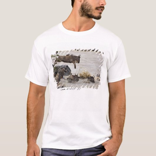 ヌーのマラ川へのジャンプ Tシャツ (正面)