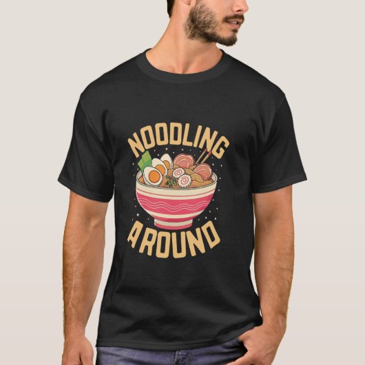 ヌードルをいじるヌードルスープボウル Tシャツ (正面)