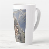 ネイティブアメリカンのアイコン：アパッチの戦士たち、米騎兵隊 カフェラテマグ (右アングル)