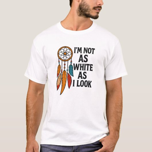 ネイティブアメリカンのアイデンティティ: 見た目ほど白くない Tシャツ (正面)