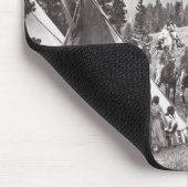 ネイティブアメリカンのテント小屋のキャンプ、モンタナ、c.1900 (b/w マウスパッド (コーナー)