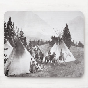 ネイティブアメリカンのテント小屋のキャンプ、モンタナ、c.1900 (b/w マウスパッド