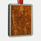 ネイティブアメリカンの岩石彫刻、ロチェスターのパネル、 メタルオーナメント (右)