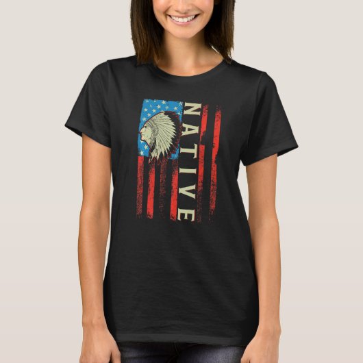 ネイティブアメリカンの旗のチーフ 伝統的な米国 Tシャツ (正面)