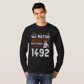 ネイティブアメリカンは1492年にコロンブスを発見 先住民 Tシャツ (正面フル)