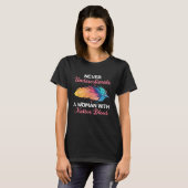 ネイティブブラッドを持つ女性を侮るな Tシャツ (正面フル)