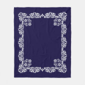 ネイビエレガントーブルーのホワイトレースベクトル フリースブランケット (正面)