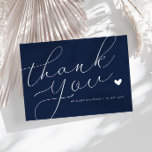 ネイビエレガントー・ブルーの結婚サンキューカードを書く サンキューカード<br><div class="desc">ネイビモダンー結婚ブルーの色に素晴らしい白いスクリプトを持つサンキューカード。ゲストに個人感謝していのメッセージを追加する</div>