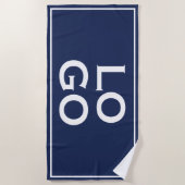 ネイビカスタムーブルーのフレーム付きロゴ ビーチタオル (正面)