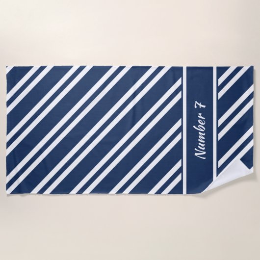 ネイビパーソナライズされたーブルーとホワイトストライプ ビーチタオル (正面)