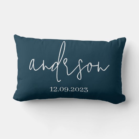 ネイビパーソナライズされたー無地のカラーのスクリプトファミリ名 ランバークッション (裏面)
