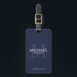 ネイビパーソナライズされたー・グロムスマンの名前とモノグラム ラゲッジタグ<br><div class="desc">groomsmenの荷物タグで結婚あなたのパーソナライズされたに個人的なtouchを追加。この荷物タグはパーソナライズされた、背景として白とモノグラムの白と薄いネイビーブルーのバック結婚で、クラシックセリフのフォントスタイルで、ネイビーブルーの背景にgroomsmanの名前と日付を特徴とする。また、花婿介添人、花嫁の父、リングのベアラーのためにも最適。</div>