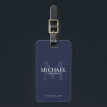 ネイビパーソナライズされたー・グロムスマンの名前とモノグラム ラゲッジタグ<br><div class="desc">groomsmenの荷物タグで結婚あなたのパーソナライズされたに個人的なtouchを追加。この荷物タグはパーソナライズされた、背景として白とモノグラムの白と薄いネイビーブルーのバック結婚で、クラシックセリフのフォントスタイルで、ネイビーブルーの背景にgroomsmanの名前と日付を特徴とする。また、花婿介添人、花嫁の父、リングのベアラーのためにも最適。</div>