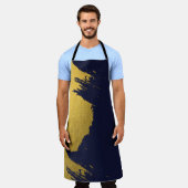 ネイビフェイクーブルー背景の金ゴールドブラシストローク エプロン (着用した状態)