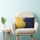 ネイビフェイクーブルー背景の金ゴールドブラシストローク ランバークッション (椅子)