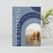 ネイビモダンーとダスティブルーアーチ写真結婚の 招待状 (スタンド正面)