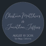 ネイビモダンーエレガント・ブルー結婚ズ ラウンドシール<br><div class="desc">白いモダン文字とエレガントこのイベントまたは結婚のステッカーはシンプルネイビーの青い背景を備えている。カップルの名前はスクリプトフォントに印刷される。日付結婚と場所は以下に記載する。</div>