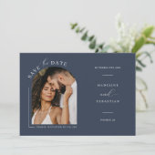 ネイビモダンーブルアーチフォトQRコード日付の保存 招待状 (スタンド正面)