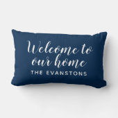 ネイビモダンーブルウェルカムホームカスタム姓 ランバークッション (裏面)