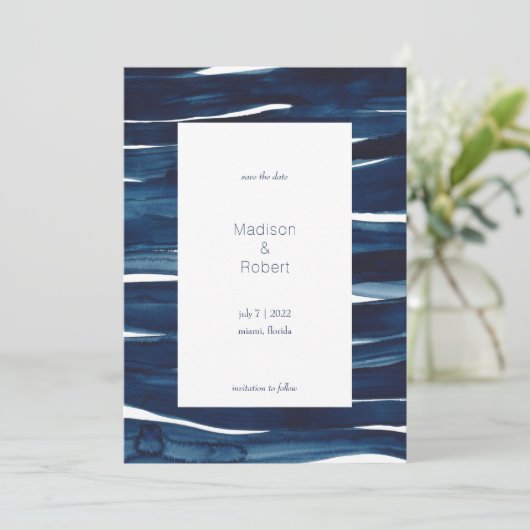 ネイビモダンーブルウォーターの色の波の日付を保存 招待状 (スタンド正面)