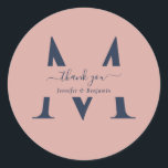 ネイビモダンーブルー赤面モノグラム結婚サンキュー ラウンドシール<br><div class="desc">ネイビーパーソナライズされたブルーと赤面モノグラムの結婚あなた感謝していのスクリプトのフォントとモダン一緒にステッカー。オンラインで簡単にパーソナライズ。これらのモノグラムのウェディングラベエレガントルを補完するために利用可能なマッチング項目。</div>