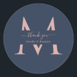 ネイビモダンーブルー赤面モノグラム結婚サンキュー ラウンドシール<br><div class="desc">モダンパーソナライズされた結婚モダンモノグラム感謝していのフォント。オンラインで簡単にパーソナライズ。これらのモノグラムのウェディングラベエレガントルを補完するために利用可能なマッチング項目。</div>