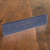 ネイビモダンーブルー金ゴールド署名モノグラムの デスクネームプレート (側面)