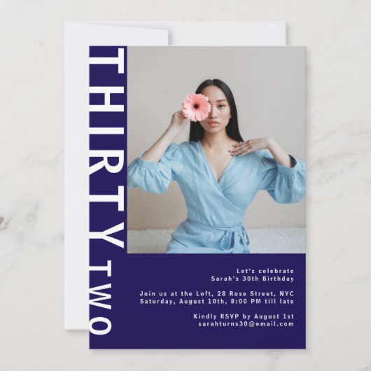 ネイビモダンーブルー32番誕生日フォト招待状 招待状 (正面)