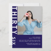 ネイビモダンーブルー36番誕生日フォト招待状 招待状 (正面)