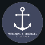 ネイビモダンー航海のブルーいかり結婚式の引き出物 ラウンドシール<br><div class="desc">ミニマモダンリストのネイビ航海のー・ブルーいかり結婚式の引き出物シパーソナライズされたステッカーは、ネイビー・ブルーの背景に白いいかりと新郎新婦の名前とホワイトサンセリフのフォントのスタイルで日結婚付けモダンを特徴としている。テーマ航海ののテーマ結婚やビーチのテーマ結婚などに最適。</div>