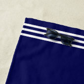 ネイビモダンー航海のブルーの黄金の船輪 ビーチタオル (インサイチュ)