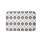 ネイビーおよびアイボリー幾何学的イカット部族的プリントパターン バスマット (正面)