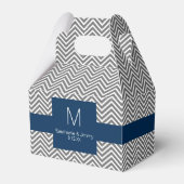 ネイビーとグレーのシェブロン模様モノグラム結婚ズ フェイバーボックス (正面サイド)