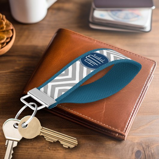 ネイビーとグレーシェブロンのパターンカスタムモノグラム リストバンドキーホルダー