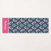 ネイビーとピンクのイカットペイズリー名モノグラム ヨガマット (正面(横))