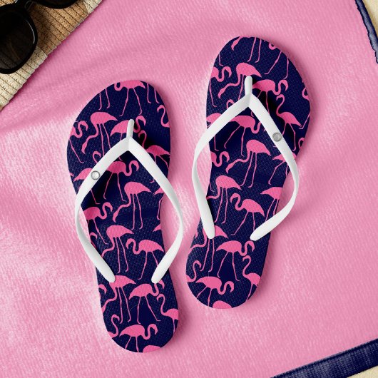ネイビーとピンクフラミンゴのパターン ビーチサンダル