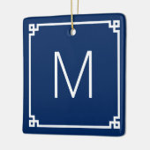 ネイビーとホワイトのギリシャ語鍵縁どモノグラム写真 セラミックオーナメント (左)