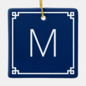 ネイビーとホワイトのギリシャ語鍵縁どモノグラム写真 セラミックオーナメント (正面)