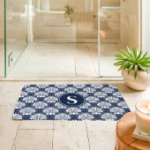 ネイビーとホワイトのシーシェル コースト モノグラム バスマット